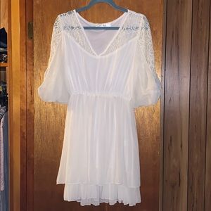 Dress with lace on the sleeves